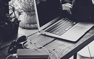 现场直击，广西精神小妹为争抢男友打架互殴，撕衣服扯奶子，打得都还挺猛的，身材也不错！