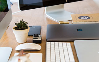 贵阳龙水路昨晚两电瓶疯子深夜飙车飞跃隔离带，撞上对向出租车，司机当场爆头惨死！